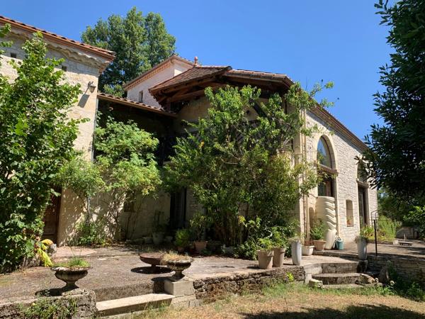 46800 Montcuq -Propriété de caractère 420 m², 11 chambres, piscine et espace bien-être sur 2,5 ha