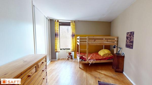 Maison familiale en pierres au cœur de Saint-Macaire