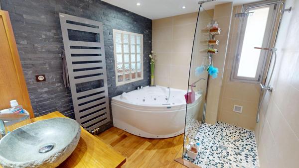 Centre Genas Grande maison avec un fort potentiel