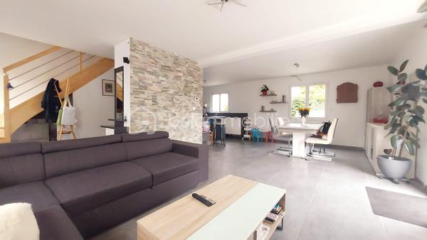 Construite en 2018 à Chécy, cette maison familiale lumineuse et parfaitement entretenue vous séduira dès l'entrée. 
Clé en main, sur un terrain clos et sans aucun travaux à prévoir, elle offre un cadre de vie moderne et fonctionnel, à moins de 10 minutes en vélo de l'école et de la zone commerciale Leclerc. 

Le rez-de-chaussée s'articule autour d'une belle pièce de vie ouverte sur la cuisine aménagée, prolongée par un cellier et un garage. 
Vous y trouverez aussi une suite parentale avec salle d'eau, permettant une véritable vie de plain-pied, un vrai atout confort ! Un WC indépendant complète ce niveau. 
À l'étage, un grand palier lumineux, dessert deux belles chambres et une salle de bain avec WC. 
Possibilité de créer une quatrième chambre. 
Le garage complété d'un grenier apporte un espace de rangement supplémentaire très apprécié. 

Les +++ : DPE B, chauffage hybride gaz et PAC, moderne sans travaux, vie de plain-pied