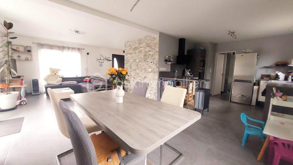 Construite en 2018 à Chécy, cette maison familiale lumineuse et parfaitement entretenue vous séduira dès l'entrée. 
Clé en main, sur un terrain clos et sans aucun travaux à prévoir, elle offre un cadre de vie moderne et fonctionnel, à moins de 10 minutes en vélo de l'école et de la zone commerciale Leclerc. 

Le rez-de-chaussée s'articule autour d'une belle pièce de vie ouverte sur la cuisine aménagée, prolongée par un cellier et un garage. 
Vous y trouverez aussi une suite parentale avec salle d'eau, permettant une véritable vie de plain-pied, un vrai atout confort ! Un WC indépendant complète ce niveau. 
À l'étage, un grand palier lumineux, dessert deux belles chambres et une salle de bain avec WC. 
Possibilité de créer une quatrième chambre. 
Le garage complété d'un grenier apporte un espace de rangement supplémentaire très apprécié. 

Les +++ : DPE B, chauffage hybride gaz et PAC, moderne sans travaux, vie de plain-pied