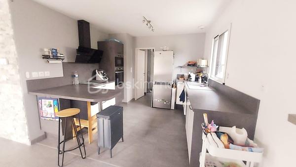 Construite en 2018 à Chécy, cette maison familiale lumineuse et parfaitement entretenue vous séduira dès l'entrée. 
Clé en main, sur un terrain clos et sans aucun travaux à prévoir, elle offre un cadre de vie moderne et fonctionnel, à moins de 10 minutes en vélo de l'école et de la zone commerciale Leclerc. 

Le rez-de-chaussée s'articule autour d'une belle pièce de vie ouverte sur la cuisine aménagée, prolongée par un cellier et un garage. 
Vous y trouverez aussi une suite parentale avec salle d'eau, permettant une véritable vie de plain-pied, un vrai atout confort ! Un WC indépendant complète ce niveau. 
À l'étage, un grand palier lumineux, dessert deux belles chambres et une salle de bain avec WC. 
Possibilité de créer une quatrième chambre. 
Le garage complété d'un grenier apporte un espace de rangement supplémentaire très apprécié. 

Les +++ : DPE B, chauffage hybride gaz et PAC, moderne sans travaux, vie de plain-pied