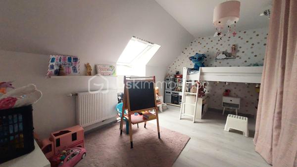 Construite en 2018 à Chécy, cette maison familiale lumineuse et parfaitement entretenue vous séduira dès l'entrée. 
Clé en main, sur un terrain clos et sans aucun travaux à prévoir, elle offre un cadre de vie moderne et fonctionnel, à moins de 10 minutes en vélo de l'école et de la zone commerciale Leclerc. 

Le rez-de-chaussée s'articule autour d'une belle pièce de vie ouverte sur la cuisine aménagée, prolongée par un cellier et un garage. 
Vous y trouverez aussi une suite parentale avec salle d'eau, permettant une véritable vie de plain-pied, un vrai atout confort ! Un WC indépendant complète ce niveau. 
À l'étage, un grand palier lumineux, dessert deux belles chambres et une salle de bain avec WC. 
Possibilité de créer une quatrième chambre. 
Le garage complété d'un grenier apporte un espace de rangement supplémentaire très apprécié. 

Les +++ : DPE B, chauffage hybride gaz et PAC, moderne sans travaux, vie de plain-pied