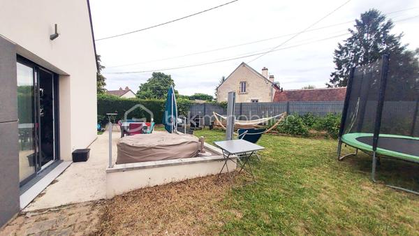 Construite en 2018 à Chécy, cette maison familiale lumineuse et parfaitement entretenue vous séduira dès l'entrée. 
Clé en main, sur un terrain clos et sans aucun travaux à prévoir, elle offre un cadre de vie moderne et fonctionnel, à moins de 10 minutes en vélo de l'école et de la zone commerciale Leclerc. 

Le rez-de-chaussée s'articule autour d'une belle pièce de vie ouverte sur la cuisine aménagée, prolongée par un cellier et un garage. 
Vous y trouverez aussi une suite parentale avec salle d'eau, permettant une véritable vie de plain-pied, un vrai atout confort ! Un WC indépendant complète ce niveau. 
À l'étage, un grand palier lumineux, dessert deux belles chambres et une salle de bain avec WC. 
Possibilité de créer une quatrième chambre. 
Le garage complété d'un grenier apporte un espace de rangement supplémentaire très apprécié. 

Les +++ : DPE B, chauffage hybride gaz et PAC, moderne sans travaux, vie de plain-pied