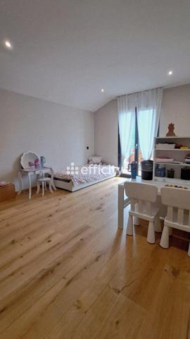 Maison
         5 pièces
        - 190 m² 827 000 € *