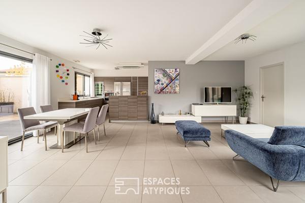 Villa contemporaine sans vis-à-vis avec jardin paysagé et piscine