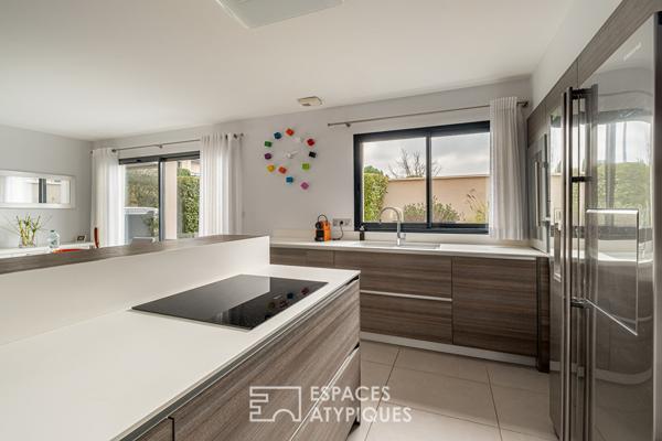 Villa contemporaine sans vis-à-vis avec jardin paysagé et piscine