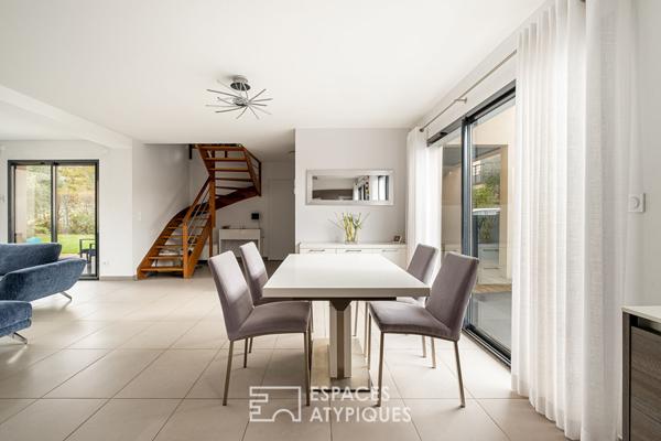 Villa contemporaine sans vis-à-vis avec jardin paysagé et piscine