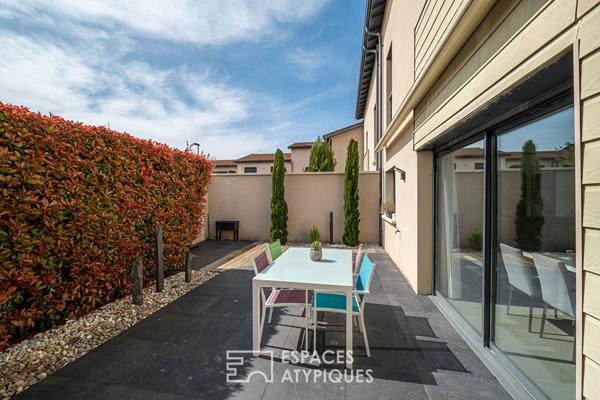 Villa contemporaine sans vis-à-vis avec jardin paysagé et piscine