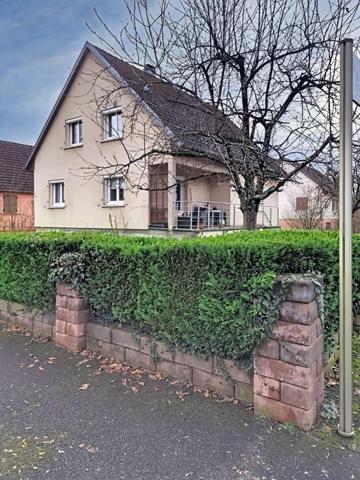 Située dans la commune prisée de LUTTERBACH, charmante maison de 120m² habitables sur un terrain arboré de 608m². Elle comprend un séjour, une cuisine, une chambre, une salle de bain et un WC séparé, un débarras. A l'étage, une salle d'eau avec un WC, quatre chambres. Un sous-sol complet