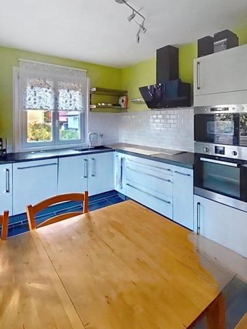 Située dans la commune prisée de LUTTERBACH, charmante maison de 120m² habitables sur un terrain arboré de 608m². Elle comprend un séjour, une cuisine, une chambre, une salle de bain et un WC séparé, un débarras. A l'étage, une salle d'eau avec un WC, quatre chambres. Un sous-sol complet