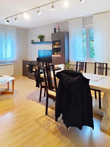 Située dans la commune prisée de LUTTERBACH, charmante maison de 120m² habitables sur un terrain arboré de 608m². Elle comprend un séjour, une cuisine, une chambre, une salle de bain et un WC séparé, un débarras. A l'étage, une salle d'eau avec un WC, quatre chambres. Un sous-sol complet