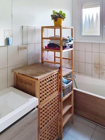 Située dans la commune prisée de LUTTERBACH, charmante maison de 120m² habitables sur un terrain arboré de 608m². Elle comprend un séjour, une cuisine, une chambre, une salle de bain et un WC séparé, un débarras. A l'étage, une salle d'eau avec un WC, quatre chambres. Un sous-sol complet