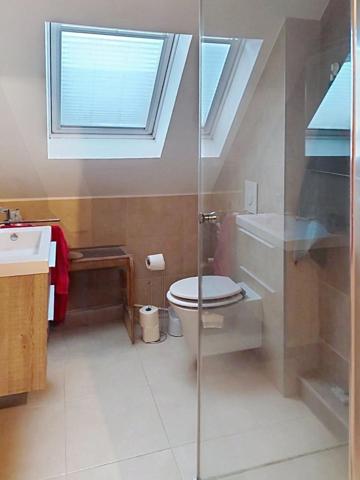 Située dans la commune prisée de LUTTERBACH, charmante maison de 120m² habitables sur un terrain arboré de 608m². Elle comprend un séjour, une cuisine, une chambre, une salle de bain et un WC séparé, un débarras. A l'étage, une salle d'eau avec un WC, quatre chambres. Un sous-sol complet