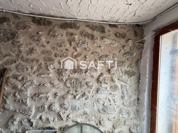 Grange toit refait  assainissement électricité  et eau