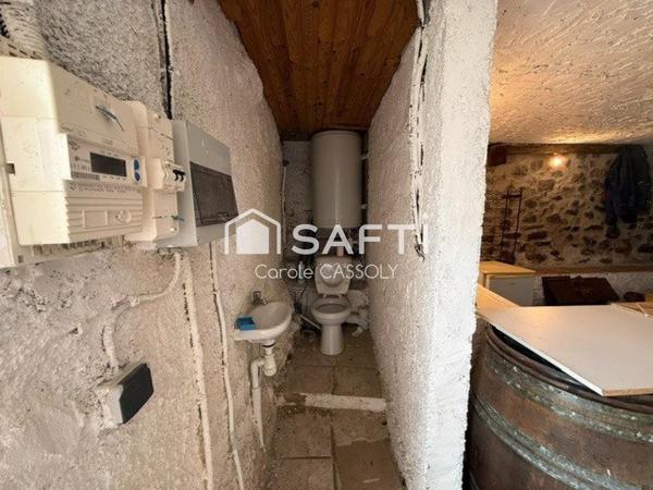 Grange toit refait  assainissement électricité  et eau