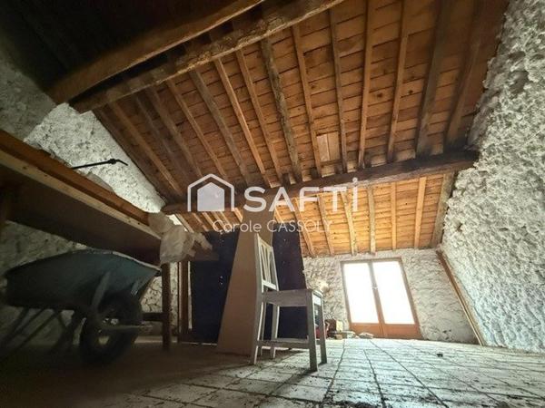 Grange toit refait  assainissement électricité  et eau