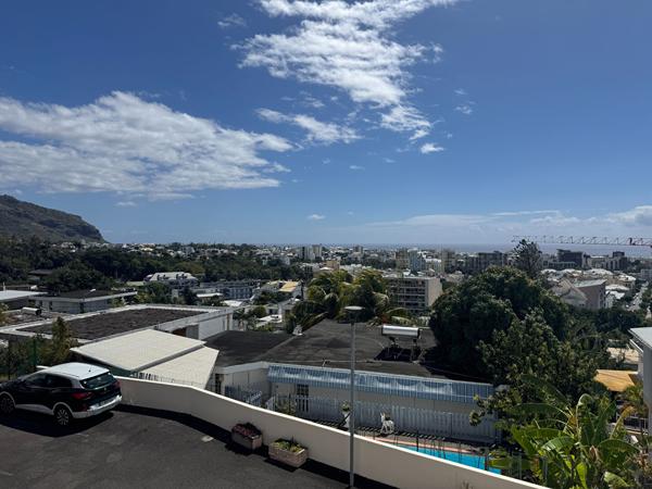 97400 SAINT DENIS A LOUER - Saint-Denis La Providence - Appartement T4 meublé avec 2 chambres donnant vue sur l'océan