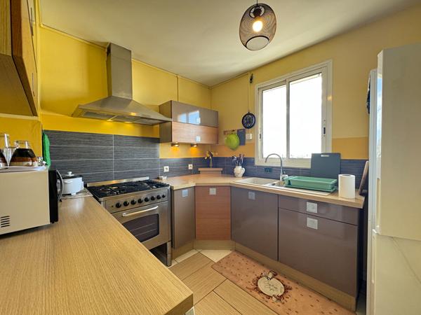97400 SAINT DENIS A LOUER - Saint-Denis La Providence - Appartement T4 meublé avec 2 chambres donnant vue sur l'océan
