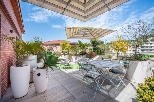 En EXCLUSIVITÉ, dans la commune de HYERES, découvrez ce superbe appartement de 110 m² (106,45 loi carrez) à proximité immédiate du CENTRE VILLE.

Situé au cœur d'une copropriété PAISIBLE et RÉCENTE, au 4ème et DERNIER ETAGE  d'un immeuble construit en 2020, il offre un cadre de vie idéal pour les amoureux de modernité et d'espace. 

Vous entrez dans le Hall, avec wc indépendant, et vous dirigez vers le salon/salle à manger, puis vers une  CUISINE ouverte et EQUIPEE. Cette pièce de vie LUMINEUSE de 53 m2 vous donne directement accès  à deux TERRASSES (70 m2) qui vous accueilleront pour vos moments de détente en extérieur, avec vue dégagée sur la  COLLINE et la MER..

Le coin nuit vous offre une SUITE PARENTALE avec salle d'eau, terrasse et DRESSING (pouvant servir de  chambre), une seconde chambre, une salle de bain/wc et un wc indépendant 

Profitez des 3 parkings inclus, rare atout en zone urbaine ( un garage double et un garage simple).  

Assumant son STANDING CHIC, l’appartement, est doté d'une climatisation réversible gainable. Les charges annuelles s'élèvent à 3500€. 

Ce bien  représente une opportunité à ne pas manquer. 

Pour plus d’informations et visites, contactez Isabelle Bassac au 06 33 64 15 64 ou par mail i.bassac@bskimmobilier.com