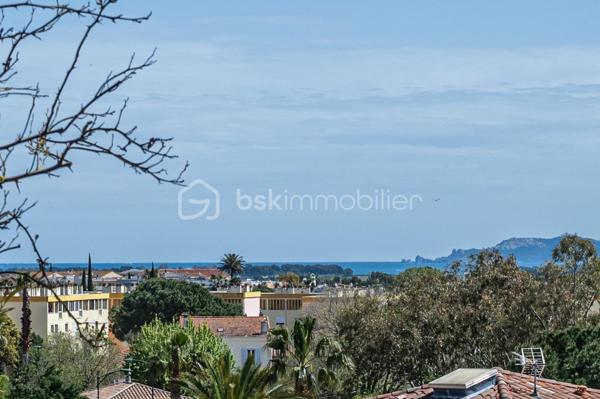 En EXCLUSIVITÉ, dans la commune de HYERES, découvrez ce superbe appartement de 110 m² (106,45 loi carrez) à proximité immédiate du CENTRE VILLE.

Situé au cœur d'une copropriété PAISIBLE et RÉCENTE, au 4ème et DERNIER ETAGE  d'un immeuble construit en 2020, il offre un cadre de vie idéal pour les amoureux de modernité et d'espace. 

Vous entrez dans le Hall, avec wc indépendant, et vous dirigez vers le salon/salle à manger, puis vers une  CUISINE ouverte et EQUIPEE. Cette pièce de vie LUMINEUSE de 53 m2 vous donne directement accès  à deux TERRASSES (70 m2) qui vous accueilleront pour vos moments de détente en extérieur, avec vue dégagée sur la  COLLINE et la MER..

Le coin nuit vous offre une SUITE PARENTALE avec salle d'eau, terrasse et DRESSING (pouvant servir de  chambre), une seconde chambre, une salle de bain/wc et un wc indépendant 

Profitez des 3 parkings inclus, rare atout en zone urbaine ( un garage double et un garage simple).  

Assumant son STANDING CHIC, l’appartement, est doté d'une climatisation réversible gainable. Les charges annuelles s'élèvent à 3500€. 

Ce bien  représente une opportunité à ne pas manquer. 

Pour plus d’informations et visites, contactez Isabelle Bassac au 06 33 64 15 64 ou par mail i.bassac@bskimmobilier.com