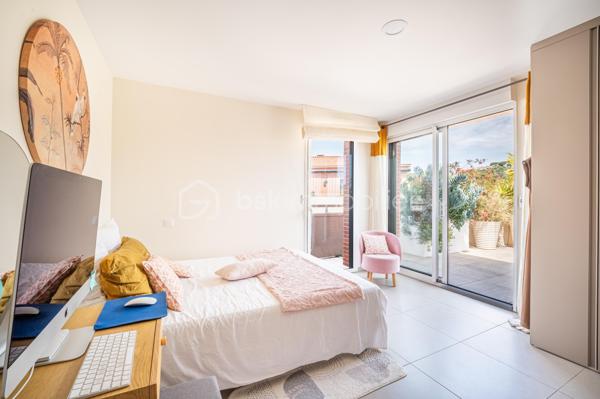 En EXCLUSIVITÉ, dans la commune de HYERES, découvrez ce superbe appartement de 110 m² (106,45 loi carrez) à proximité immédiate du CENTRE VILLE.

Situé au cœur d'une copropriété PAISIBLE et RÉCENTE, au 4ème et DERNIER ETAGE  d'un immeuble construit en 2020, il offre un cadre de vie idéal pour les amoureux de modernité et d'espace. 

Vous entrez dans le Hall, avec wc indépendant, et vous dirigez vers le salon/salle à manger, puis vers une  CUISINE ouverte et EQUIPEE. Cette pièce de vie LUMINEUSE de 53 m2 vous donne directement accès  à deux TERRASSES (70 m2) qui vous accueilleront pour vos moments de détente en extérieur, avec vue dégagée sur la  COLLINE et la MER..

Le coin nuit vous offre une SUITE PARENTALE avec salle d'eau, terrasse et DRESSING (pouvant servir de  chambre), une seconde chambre, une salle de bain/wc et un wc indépendant 

Profitez des 3 parkings inclus, rare atout en zone urbaine ( un garage double et un garage simple).  

Assumant son STANDING CHIC, l’appartement, est doté d'une climatisation réversible gainable. Les charges annuelles s'élèvent à 3500€. 

Ce bien  représente une opportunité à ne pas manquer. 

Pour plus d’informations et visites, contactez Isabelle Bassac au 06 33 64 15 64 ou par mail i.bassac@bskimmobilier.com