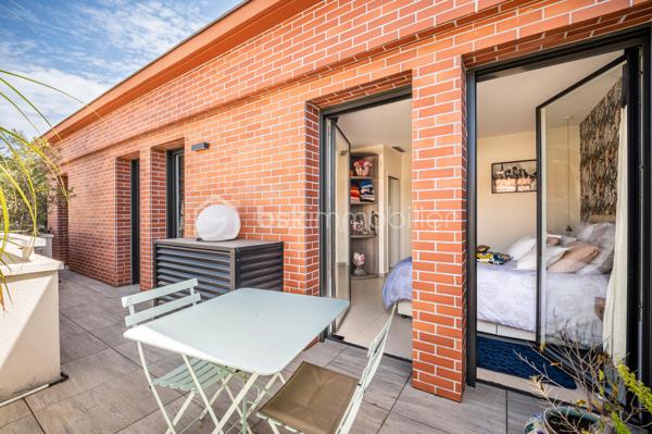 En EXCLUSIVITÉ, dans la commune de HYERES, découvrez ce superbe appartement de 110 m² (106,45 loi carrez) à proximité immédiate du CENTRE VILLE.

Situé au cœur d'une copropriété PAISIBLE et RÉCENTE, au 4ème et DERNIER ETAGE  d'un immeuble construit en 2020, il offre un cadre de vie idéal pour les amoureux de modernité et d'espace. 

Vous entrez dans le Hall, avec wc indépendant, et vous dirigez vers le salon/salle à manger, puis vers une  CUISINE ouverte et EQUIPEE. Cette pièce de vie LUMINEUSE de 53 m2 vous donne directement accès  à deux TERRASSES (70 m2) qui vous accueilleront pour vos moments de détente en extérieur, avec vue dégagée sur la  COLLINE et la MER..

Le coin nuit vous offre une SUITE PARENTALE avec salle d'eau, terrasse et DRESSING (pouvant servir de  chambre), une seconde chambre, une salle de bain/wc et un wc indépendant 

Profitez des 3 parkings inclus, rare atout en zone urbaine ( un garage double et un garage simple).  

Assumant son STANDING CHIC, l’appartement, est doté d'une climatisation réversible gainable. Les charges annuelles s'élèvent à 3500€. 

Ce bien  représente une opportunité à ne pas manquer. 

Pour plus d’informations et visites, contactez Isabelle Bassac au 06 33 64 15 64 ou par mail i.bassac@bskimmobilier.com