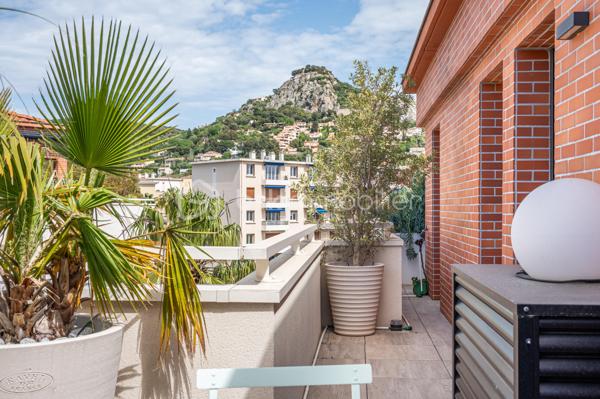 En EXCLUSIVITÉ, dans la commune de HYERES, découvrez ce superbe appartement de 110 m² (106,45 loi carrez) à proximité immédiate du CENTRE VILLE.

Situé au cœur d'une copropriété PAISIBLE et RÉCENTE, au 4ème et DERNIER ETAGE  d'un immeuble construit en 2020, il offre un cadre de vie idéal pour les amoureux de modernité et d'espace. 

Vous entrez dans le Hall, avec wc indépendant, et vous dirigez vers le salon/salle à manger, puis vers une  CUISINE ouverte et EQUIPEE. Cette pièce de vie LUMINEUSE de 53 m2 vous donne directement accès  à deux TERRASSES (70 m2) qui vous accueilleront pour vos moments de détente en extérieur, avec vue dégagée sur la  COLLINE et la MER..

Le coin nuit vous offre une SUITE PARENTALE avec salle d'eau, terrasse et DRESSING (pouvant servir de  chambre), une seconde chambre, une salle de bain/wc et un wc indépendant 

Profitez des 3 parkings inclus, rare atout en zone urbaine ( un garage double et un garage simple).  

Assumant son STANDING CHIC, l’appartement, est doté d'une climatisation réversible gainable. Les charges annuelles s'élèvent à 3500€. 

Ce bien  représente une opportunité à ne pas manquer. 

Pour plus d’informations et visites, contactez Isabelle Bassac au 06 33 64 15 64 ou par mail i.bassac@bskimmobilier.com