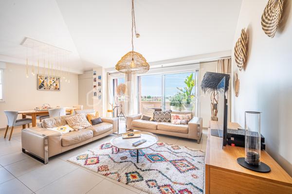En EXCLUSIVITÉ, dans la commune de HYERES, découvrez ce superbe appartement de 110 m² (106,45 loi carrez) à proximité immédiate du CENTRE VILLE.

Situé au cœur d'une copropriété PAISIBLE et RÉCENTE, au 4ème et DERNIER ETAGE  d'un immeuble construit en 2020, il offre un cadre de vie idéal pour les amoureux de modernité et d'espace. 

Vous entrez dans le Hall, avec wc indépendant, et vous dirigez vers le salon/salle à manger, puis vers une  CUISINE ouverte et EQUIPEE. Cette pièce de vie LUMINEUSE de 53 m2 vous donne directement accès  à deux TERRASSES (70 m2) qui vous accueilleront pour vos moments de détente en extérieur, avec vue dégagée sur la  COLLINE et la MER..

Le coin nuit vous offre une SUITE PARENTALE avec salle d'eau, terrasse et DRESSING (pouvant servir de  chambre), une seconde chambre, une salle de bain/wc et un wc indépendant 

Profitez des 3 parkings inclus, rare atout en zone urbaine ( un garage double et un garage simple).  

Assumant son STANDING CHIC, l’appartement, est doté d'une climatisation réversible gainable. Les charges annuelles s'élèvent à 3500€. 

Ce bien  représente une opportunité à ne pas manquer. 

Pour plus d’informations et visites, contactez Isabelle Bassac au 06 33 64 15 64 ou par mail i.bassac@bskimmobilier.com