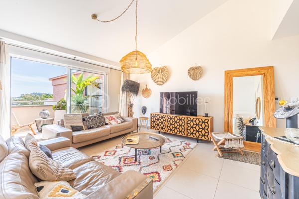En EXCLUSIVITÉ, dans la commune de HYERES, découvrez ce superbe appartement de 110 m² (106,45 loi carrez) à proximité immédiate du CENTRE VILLE.

Situé au cœur d'une copropriété PAISIBLE et RÉCENTE, au 4ème et DERNIER ETAGE  d'un immeuble construit en 2020, il offre un cadre de vie idéal pour les amoureux de modernité et d'espace. 

Vous entrez dans le Hall, avec wc indépendant, et vous dirigez vers le salon/salle à manger, puis vers une  CUISINE ouverte et EQUIPEE. Cette pièce de vie LUMINEUSE de 53 m2 vous donne directement accès  à deux TERRASSES (70 m2) qui vous accueilleront pour vos moments de détente en extérieur, avec vue dégagée sur la  COLLINE et la MER..

Le coin nuit vous offre une SUITE PARENTALE avec salle d'eau, terrasse et DRESSING (pouvant servir de  chambre), une seconde chambre, une salle de bain/wc et un wc indépendant 

Profitez des 3 parkings inclus, rare atout en zone urbaine ( un garage double et un garage simple).  

Assumant son STANDING CHIC, l’appartement, est doté d'une climatisation réversible gainable. Les charges annuelles s'élèvent à 3500€. 

Ce bien  représente une opportunité à ne pas manquer. 

Pour plus d’informations et visites, contactez Isabelle Bassac au 06 33 64 15 64 ou par mail i.bassac@bskimmobilier.com