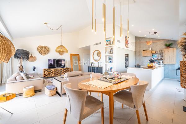 En EXCLUSIVITÉ, dans la commune de HYERES, découvrez ce superbe appartement de 110 m² (106,45 loi carrez) à proximité immédiate du CENTRE VILLE.

Situé au cœur d'une copropriété PAISIBLE et RÉCENTE, au 4ème et DERNIER ETAGE  d'un immeuble construit en 2020, il offre un cadre de vie idéal pour les amoureux de modernité et d'espace. 

Vous entrez dans le Hall, avec wc indépendant, et vous dirigez vers le salon/salle à manger, puis vers une  CUISINE ouverte et EQUIPEE. Cette pièce de vie LUMINEUSE de 53 m2 vous donne directement accès  à deux TERRASSES (70 m2) qui vous accueilleront pour vos moments de détente en extérieur, avec vue dégagée sur la  COLLINE et la MER..

Le coin nuit vous offre une SUITE PARENTALE avec salle d'eau, terrasse et DRESSING (pouvant servir de  chambre), une seconde chambre, une salle de bain/wc et un wc indépendant 

Profitez des 3 parkings inclus, rare atout en zone urbaine ( un garage double et un garage simple).  

Assumant son STANDING CHIC, l’appartement, est doté d'une climatisation réversible gainable. Les charges annuelles s'élèvent à 3500€. 

Ce bien  représente une opportunité à ne pas manquer. 

Pour plus d’informations et visites, contactez Isabelle Bassac au 06 33 64 15 64 ou par mail i.bassac@bskimmobilier.com