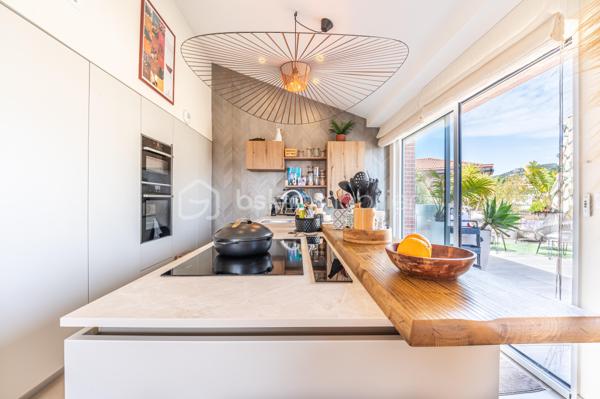 En EXCLUSIVITÉ, dans la commune de HYERES, découvrez ce superbe appartement de 110 m² (106,45 loi carrez) à proximité immédiate du CENTRE VILLE.

Situé au cœur d'une copropriété PAISIBLE et RÉCENTE, au 4ème et DERNIER ETAGE  d'un immeuble construit en 2020, il offre un cadre de vie idéal pour les amoureux de modernité et d'espace. 

Vous entrez dans le Hall, avec wc indépendant, et vous dirigez vers le salon/salle à manger, puis vers une  CUISINE ouverte et EQUIPEE. Cette pièce de vie LUMINEUSE de 53 m2 vous donne directement accès  à deux TERRASSES (70 m2) qui vous accueilleront pour vos moments de détente en extérieur, avec vue dégagée sur la  COLLINE et la MER..

Le coin nuit vous offre une SUITE PARENTALE avec salle d'eau, terrasse et DRESSING (pouvant servir de  chambre), une seconde chambre, une salle de bain/wc et un wc indépendant 

Profitez des 3 parkings inclus, rare atout en zone urbaine ( un garage double et un garage simple).  

Assumant son STANDING CHIC, l’appartement, est doté d'une climatisation réversible gainable. Les charges annuelles s'élèvent à 3500€. 

Ce bien  représente une opportunité à ne pas manquer. 

Pour plus d’informations et visites, contactez Isabelle Bassac au 06 33 64 15 64 ou par mail i.bassac@bskimmobilier.com