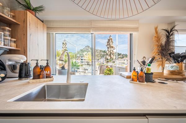 En EXCLUSIVITÉ, dans la commune de HYERES, découvrez ce superbe appartement de 110 m² (106,45 loi carrez) à proximité immédiate du CENTRE VILLE.

Situé au cœur d'une copropriété PAISIBLE et RÉCENTE, au 4ème et DERNIER ETAGE  d'un immeuble construit en 2020, il offre un cadre de vie idéal pour les amoureux de modernité et d'espace. 

Vous entrez dans le Hall, avec wc indépendant, et vous dirigez vers le salon/salle à manger, puis vers une  CUISINE ouverte et EQUIPEE. Cette pièce de vie LUMINEUSE de 53 m2 vous donne directement accès  à deux TERRASSES (70 m2) qui vous accueilleront pour vos moments de détente en extérieur, avec vue dégagée sur la  COLLINE et la MER..

Le coin nuit vous offre une SUITE PARENTALE avec salle d'eau, terrasse et DRESSING (pouvant servir de  chambre), une seconde chambre, une salle de bain/wc et un wc indépendant 

Profitez des 3 parkings inclus, rare atout en zone urbaine ( un garage double et un garage simple).  

Assumant son STANDING CHIC, l’appartement, est doté d'une climatisation réversible gainable. Les charges annuelles s'élèvent à 3500€. 

Ce bien  représente une opportunité à ne pas manquer. 

Pour plus d’informations et visites, contactez Isabelle Bassac au 06 33 64 15 64 ou par mail i.bassac@bskimmobilier.com