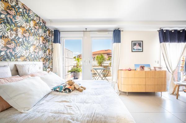 En EXCLUSIVITÉ, dans la commune de HYERES, découvrez ce superbe appartement de 110 m² (106,45 loi carrez) à proximité immédiate du CENTRE VILLE.

Situé au cœur d'une copropriété PAISIBLE et RÉCENTE, au 4ème et DERNIER ETAGE  d'un immeuble construit en 2020, il offre un cadre de vie idéal pour les amoureux de modernité et d'espace. 

Vous entrez dans le Hall, avec wc indépendant, et vous dirigez vers le salon/salle à manger, puis vers une  CUISINE ouverte et EQUIPEE. Cette pièce de vie LUMINEUSE de 53 m2 vous donne directement accès  à deux TERRASSES (70 m2) qui vous accueilleront pour vos moments de détente en extérieur, avec vue dégagée sur la  COLLINE et la MER..

Le coin nuit vous offre une SUITE PARENTALE avec salle d'eau, terrasse et DRESSING (pouvant servir de  chambre), une seconde chambre, une salle de bain/wc et un wc indépendant 

Profitez des 3 parkings inclus, rare atout en zone urbaine ( un garage double et un garage simple).  

Assumant son STANDING CHIC, l’appartement, est doté d'une climatisation réversible gainable. Les charges annuelles s'élèvent à 3500€. 

Ce bien  représente une opportunité à ne pas manquer. 

Pour plus d’informations et visites, contactez Isabelle Bassac au 06 33 64 15 64 ou par mail i.bassac@bskimmobilier.com