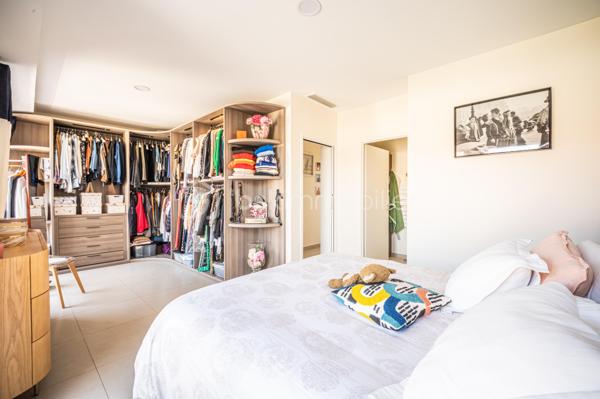 En EXCLUSIVITÉ, dans la commune de HYERES, découvrez ce superbe appartement de 110 m² (106,45 loi carrez) à proximité immédiate du CENTRE VILLE.

Situé au cœur d'une copropriété PAISIBLE et RÉCENTE, au 4ème et DERNIER ETAGE  d'un immeuble construit en 2020, il offre un cadre de vie idéal pour les amoureux de modernité et d'espace. 

Vous entrez dans le Hall, avec wc indépendant, et vous dirigez vers le salon/salle à manger, puis vers une  CUISINE ouverte et EQUIPEE. Cette pièce de vie LUMINEUSE de 53 m2 vous donne directement accès  à deux TERRASSES (70 m2) qui vous accueilleront pour vos moments de détente en extérieur, avec vue dégagée sur la  COLLINE et la MER..

Le coin nuit vous offre une SUITE PARENTALE avec salle d'eau, terrasse et DRESSING (pouvant servir de  chambre), une seconde chambre, une salle de bain/wc et un wc indépendant 

Profitez des 3 parkings inclus, rare atout en zone urbaine ( un garage double et un garage simple).  

Assumant son STANDING CHIC, l’appartement, est doté d'une climatisation réversible gainable. Les charges annuelles s'élèvent à 3500€. 

Ce bien  représente une opportunité à ne pas manquer. 

Pour plus d’informations et visites, contactez Isabelle Bassac au 06 33 64 15 64 ou par mail i.bassac@bskimmobilier.com