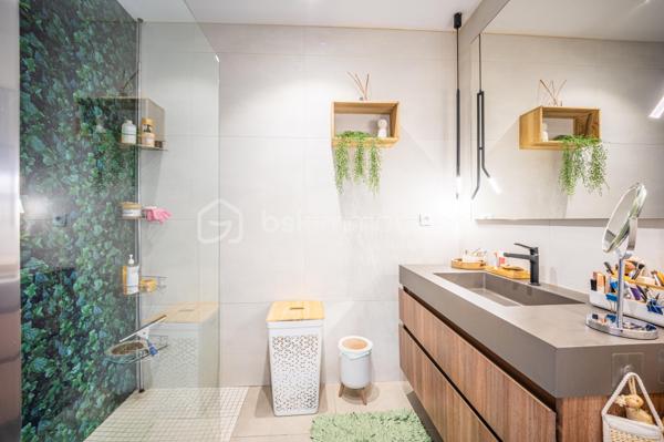 En EXCLUSIVITÉ, dans la commune de HYERES, découvrez ce superbe appartement de 110 m² (106,45 loi carrez) à proximité immédiate du CENTRE VILLE.

Situé au cœur d'une copropriété PAISIBLE et RÉCENTE, au 4ème et DERNIER ETAGE  d'un immeuble construit en 2020, il offre un cadre de vie idéal pour les amoureux de modernité et d'espace. 

Vous entrez dans le Hall, avec wc indépendant, et vous dirigez vers le salon/salle à manger, puis vers une  CUISINE ouverte et EQUIPEE. Cette pièce de vie LUMINEUSE de 53 m2 vous donne directement accès  à deux TERRASSES (70 m2) qui vous accueilleront pour vos moments de détente en extérieur, avec vue dégagée sur la  COLLINE et la MER..

Le coin nuit vous offre une SUITE PARENTALE avec salle d'eau, terrasse et DRESSING (pouvant servir de  chambre), une seconde chambre, une salle de bain/wc et un wc indépendant 

Profitez des 3 parkings inclus, rare atout en zone urbaine ( un garage double et un garage simple).  

Assumant son STANDING CHIC, l’appartement, est doté d'une climatisation réversible gainable. Les charges annuelles s'élèvent à 3500€. 

Ce bien  représente une opportunité à ne pas manquer. 

Pour plus d’informations et visites, contactez Isabelle Bassac au 06 33 64 15 64 ou par mail i.bassac@bskimmobilier.com