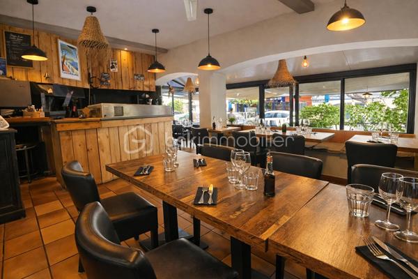 EXCLUSIVITE KERVAREC Immobilier by BSK _ Idéalement situé sur le port de Carqueiranne, dans un environnement recherché bénéficiant d'une belle fréquentation touristique et locale, ce fonds de commerce de restauration représente une excellente opportunité pour un professionnel souhaitant reprendre un établissement clé en main.

L'affaire est actuellement exploitée en pizzeria et grill au feu de bois dans une ambiance chaleureuse et authentique. Elle dispose d'une salle intérieure de 40 couverts ainsi que d'une agréable terrasse pouvant accueillir 28 couverts, agrémentée d'une superbe pergola recouverte de vigne vierge, offrant un cadre particulièrement apprécié aux beaux jours.

L'établissement bénéficie d'une grande cuisine professionnelle entièrement équipée avec tout le matériel nécessaire à l'exploitation : matériel en parfait état, zone de plonge, chambre froide, belle réserve de stockage et nombreux espaces de rangement. Aucun investissement n'est à prévoir, permettant une reprise immédiate de l'activité dans les meilleures conditions. Possibilité de transformer une partie de la cuisine en salle de restaurant supplémentaire.
Véritable atout de l'établissement, le four à bois et le grill au feu de bois sont ouverts sur la salle, offrant une animation naturelle et conviviale très appréciée de la clientèle. Cette configuration permet également d'envisager facilement le développement d'un concept autour des viandes ou poissons grillés au feu de bois, la cuisine devenant un véritable spectacle participant à l'expérience client.

Le chiffre d'affaires s'élève à environ 240 000 € HT. Actuellement exploité uniquement sur le service du soir, l'établissement présente un fort potentiel de développement grâce à l'ouverture du midi, permettant de capter une clientèle supplémentaire de plaisanciers, touristes, actifs et résidents locaux. Cette évolution offre de réelles perspectives de croissance du chiffre d'affaires.

Loyer : 1 900 € par mois (charges comprises)

Une affaire saine, parfaitement équipée et prête à travailler, bénéficiant d'un emplacement de qualité sur le port de Carqueiranne et offrant de belles possibilités d'évolution.

Une acquisition via reprise des parts sociales peut être envisagée, avec maintien du financement en cours. Cette solution permettant de réduire le montant de l'apport nécessaire à l'acquisition.
Pour toute information complémentaire concernant cette modalité d'acquisition, nous consulter.