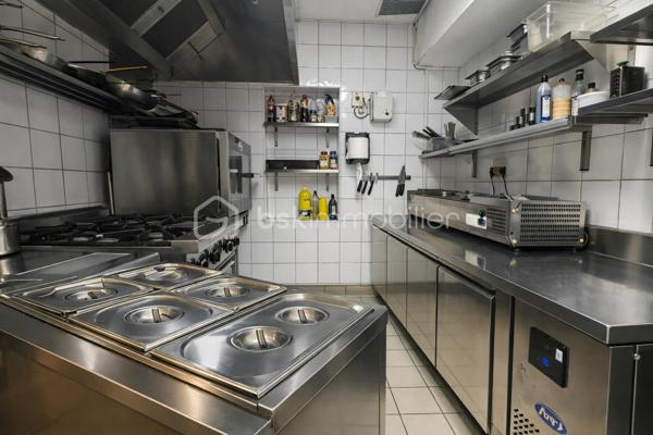 EXCLUSIVITE KERVAREC Immobilier by BSK _ Idéalement situé sur le port de Carqueiranne, dans un environnement recherché bénéficiant d'une belle fréquentation touristique et locale, ce fonds de commerce de restauration représente une excellente opportunité pour un professionnel souhaitant reprendre un établissement clé en main.

L'affaire est actuellement exploitée en pizzeria et grill au feu de bois dans une ambiance chaleureuse et authentique. Elle dispose d'une salle intérieure de 40 couverts ainsi que d'une agréable terrasse pouvant accueillir 28 couverts, agrémentée d'une superbe pergola recouverte de vigne vierge, offrant un cadre particulièrement apprécié aux beaux jours.

L'établissement bénéficie d'une grande cuisine professionnelle entièrement équipée avec tout le matériel nécessaire à l'exploitation : matériel en parfait état, zone de plonge, chambre froide, belle réserve de stockage et nombreux espaces de rangement. Aucun investissement n'est à prévoir, permettant une reprise immédiate de l'activité dans les meilleures conditions. Possibilité de transformer une partie de la cuisine en salle de restaurant supplémentaire.
Véritable atout de l'établissement, le four à bois et le grill au feu de bois sont ouverts sur la salle, offrant une animation naturelle et conviviale très appréciée de la clientèle. Cette configuration permet également d'envisager facilement le développement d'un concept autour des viandes ou poissons grillés au feu de bois, la cuisine devenant un véritable spectacle participant à l'expérience client.

Le chiffre d'affaires s'élève à environ 240 000 € HT. Actuellement exploité uniquement sur le service du soir, l'établissement présente un fort potentiel de développement grâce à l'ouverture du midi, permettant de capter une clientèle supplémentaire de plaisanciers, touristes, actifs et résidents locaux. Cette évolution offre de réelles perspectives de croissance du chiffre d'affaires.

Loyer : 1 900 € par mois (charges comprises)

Une affaire saine, parfaitement équipée et prête à travailler, bénéficiant d'un emplacement de qualité sur le port de Carqueiranne et offrant de belles possibilités d'évolution.

Une acquisition via reprise des parts sociales peut être envisagée, avec maintien du financement en cours. Cette solution permettant de réduire le montant de l'apport nécessaire à l'acquisition.
Pour toute information complémentaire concernant cette modalité d'acquisition, nous consulter.