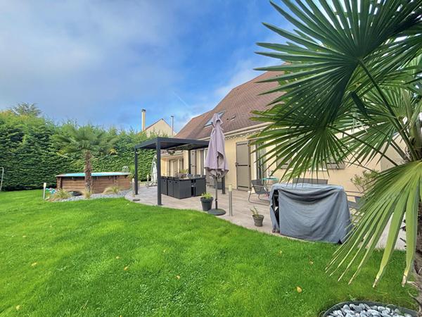 A vendre très belle maison de 210m² utiles sur un beau jardin de 883m² !