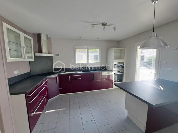 Idéalement située dans le Haut Jura, idéal pour jeunes frontaliers et amoureux de la nature, au pied des pistes de ski de fond et des randonnées jurassiennes, cette maison de type 6 de 130 m² sur beau terrain de 700 m², construite en 2010, vous offrant de beaux volumes et une très belle luminosité par son exposition Sud/Est/Ouest. Au cours de votre visite venez la découvrir pour un coup de coeur assuré 
Au rez de chaussée : grand hall d'entrée avec dressing, espace lingerie, et grand double garage côte à côte avec 2 portes roulantes électrique (50 m²)
Au 1er étage avec un accès sur le terrain , la terrasse et le balcon 
une cuisine équipée et aménagée ouverte sur pièce de vie de 50 m² avec son poêle idéalement placé pour chauffer toute la maison et vous procurer de belles soirées au coin du feu et un puit de lumière au dessus de votre table à manger
2 chambres
salle de douche/baignoire et wc séparé (point d'eau)
Au second niveau, une grande mezzanine avec vitres incassables pour le puit de lumière, 2 chambres enfants, salle de douche/wc
double vitrage. volets roulants. Venez rapidement la visiter pour un coup de coeur assuré