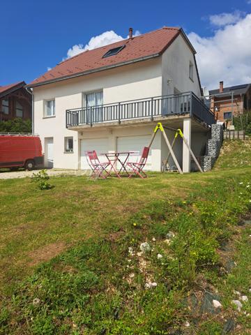 Idéalement située dans le Haut Jura, idéal pour jeunes frontaliers et amoureux de la nature, au pied des pistes de ski de fond et des randonnées jurassiennes, cette maison de type 6 de 130 m² sur beau terrain de 700 m², construite en 2010, vous offrant de beaux volumes et une très belle luminosité par son exposition Sud/Est/Ouest. Au cours de votre visite venez la découvrir pour un coup de coeur assuré 
Au rez de chaussée : grand hall d'entrée avec dressing, espace lingerie, et grand double garage côte à côte avec 2 portes roulantes électrique (50 m²)
Au 1er étage avec un accès sur le terrain , la terrasse et le balcon 
une cuisine équipée et aménagée ouverte sur pièce de vie de 50 m² avec son poêle idéalement placé pour chauffer toute la maison et vous procurer de belles soirées au coin du feu et un puit de lumière au dessus de votre table à manger
2 chambres
salle de douche/baignoire et wc séparé (point d'eau)
Au second niveau, une grande mezzanine avec vitres incassables pour le puit de lumière, 2 chambres enfants, salle de douche/wc
double vitrage. volets roulants. Venez rapidement la visiter pour un coup de coeur assuré