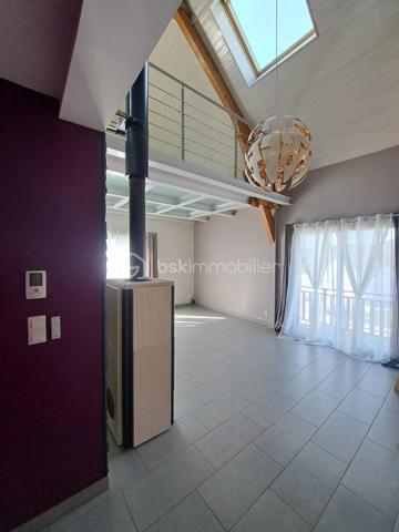 Idéalement située dans le Haut Jura, idéal pour jeunes frontaliers et amoureux de la nature, au pied des pistes de ski de fond et des randonnées jurassiennes, cette maison de type 6 de 130 m² sur beau terrain de 700 m², construite en 2010, vous offrant de beaux volumes et une très belle luminosité par son exposition Sud/Est/Ouest. Au cours de votre visite venez la découvrir pour un coup de coeur assuré 
Au rez de chaussée : grand hall d'entrée avec dressing, espace lingerie, et grand double garage côte à côte avec 2 portes roulantes électrique (50 m²)
Au 1er étage avec un accès sur le terrain , la terrasse et le balcon 
une cuisine équipée et aménagée ouverte sur pièce de vie de 50 m² avec son poêle idéalement placé pour chauffer toute la maison et vous procurer de belles soirées au coin du feu et un puit de lumière au dessus de votre table à manger
2 chambres
salle de douche/baignoire et wc séparé (point d'eau)
Au second niveau, une grande mezzanine avec vitres incassables pour le puit de lumière, 2 chambres enfants, salle de douche/wc
double vitrage. volets roulants. Venez rapidement la visiter pour un coup de coeur assuré