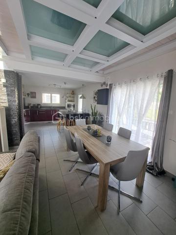 Idéalement située dans le Haut Jura, idéal pour jeunes frontaliers et amoureux de la nature, au pied des pistes de ski de fond et des randonnées jurassiennes, cette maison de type 6 de 130 m² sur beau terrain de 700 m², construite en 2010, vous offrant de beaux volumes et une très belle luminosité par son exposition Sud/Est/Ouest. Au cours de votre visite venez la découvrir pour un coup de coeur assuré 
Au rez de chaussée : grand hall d'entrée avec dressing, espace lingerie, et grand double garage côte à côte avec 2 portes roulantes électrique (50 m²)
Au 1er étage avec un accès sur le terrain , la terrasse et le balcon 
une cuisine équipée et aménagée ouverte sur pièce de vie de 50 m² avec son poêle idéalement placé pour chauffer toute la maison et vous procurer de belles soirées au coin du feu et un puit de lumière au dessus de votre table à manger
2 chambres
salle de douche/baignoire et wc séparé (point d'eau)
Au second niveau, une grande mezzanine avec vitres incassables pour le puit de lumière, 2 chambres enfants, salle de douche/wc
double vitrage. volets roulants. Venez rapidement la visiter pour un coup de coeur assuré