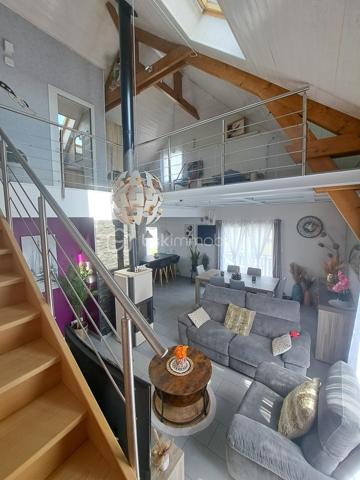 Idéalement située dans le Haut Jura, idéal pour jeunes frontaliers et amoureux de la nature, au pied des pistes de ski de fond et des randonnées jurassiennes, cette maison de type 6 de 130 m² sur beau terrain de 700 m², construite en 2010, vous offrant de beaux volumes et une très belle luminosité par son exposition Sud/Est/Ouest. Au cours de votre visite venez la découvrir pour un coup de coeur assuré 
Au rez de chaussée : grand hall d'entrée avec dressing, espace lingerie, et grand double garage côte à côte avec 2 portes roulantes électrique (50 m²)
Au 1er étage avec un accès sur le terrain , la terrasse et le balcon 
une cuisine équipée et aménagée ouverte sur pièce de vie de 50 m² avec son poêle idéalement placé pour chauffer toute la maison et vous procurer de belles soirées au coin du feu et un puit de lumière au dessus de votre table à manger
2 chambres
salle de douche/baignoire et wc séparé (point d'eau)
Au second niveau, une grande mezzanine avec vitres incassables pour le puit de lumière, 2 chambres enfants, salle de douche/wc
double vitrage. volets roulants. Venez rapidement la visiter pour un coup de coeur assuré
