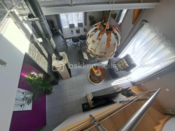 Idéalement située dans le Haut Jura, idéal pour jeunes frontaliers et amoureux de la nature, au pied des pistes de ski de fond et des randonnées jurassiennes, cette maison de type 6 de 130 m² sur beau terrain de 700 m², construite en 2010, vous offrant de beaux volumes et une très belle luminosité par son exposition Sud/Est/Ouest. Au cours de votre visite venez la découvrir pour un coup de coeur assuré 
Au rez de chaussée : grand hall d'entrée avec dressing, espace lingerie, et grand double garage côte à côte avec 2 portes roulantes électrique (50 m²)
Au 1er étage avec un accès sur le terrain , la terrasse et le balcon 
une cuisine équipée et aménagée ouverte sur pièce de vie de 50 m² avec son poêle idéalement placé pour chauffer toute la maison et vous procurer de belles soirées au coin du feu et un puit de lumière au dessus de votre table à manger
2 chambres
salle de douche/baignoire et wc séparé (point d'eau)
Au second niveau, une grande mezzanine avec vitres incassables pour le puit de lumière, 2 chambres enfants, salle de douche/wc
double vitrage. volets roulants. Venez rapidement la visiter pour un coup de coeur assuré