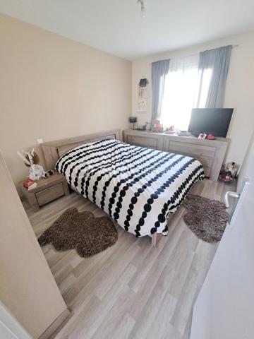 Idéalement située dans le Haut Jura, idéal pour jeunes frontaliers et amoureux de la nature, au pied des pistes de ski de fond et des randonnées jurassiennes, cette maison de type 6 de 130 m² sur beau terrain de 700 m², construite en 2010, vous offrant de beaux volumes et une très belle luminosité par son exposition Sud/Est/Ouest. Au cours de votre visite venez la découvrir pour un coup de coeur assuré 
Au rez de chaussée : grand hall d'entrée avec dressing, espace lingerie, et grand double garage côte à côte avec 2 portes roulantes électrique (50 m²)
Au 1er étage avec un accès sur le terrain , la terrasse et le balcon 
une cuisine équipée et aménagée ouverte sur pièce de vie de 50 m² avec son poêle idéalement placé pour chauffer toute la maison et vous procurer de belles soirées au coin du feu et un puit de lumière au dessus de votre table à manger
2 chambres
salle de douche/baignoire et wc séparé (point d'eau)
Au second niveau, une grande mezzanine avec vitres incassables pour le puit de lumière, 2 chambres enfants, salle de douche/wc
double vitrage. volets roulants. Venez rapidement la visiter pour un coup de coeur assuré