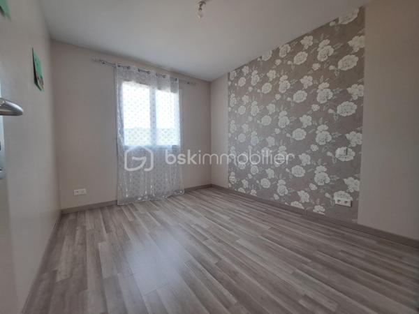 Idéalement située dans le Haut Jura, idéal pour jeunes frontaliers et amoureux de la nature, au pied des pistes de ski de fond et des randonnées jurassiennes, cette maison de type 6 de 130 m² sur beau terrain de 700 m², construite en 2010, vous offrant de beaux volumes et une très belle luminosité par son exposition Sud/Est/Ouest. Au cours de votre visite venez la découvrir pour un coup de coeur assuré 
Au rez de chaussée : grand hall d'entrée avec dressing, espace lingerie, et grand double garage côte à côte avec 2 portes roulantes électrique (50 m²)
Au 1er étage avec un accès sur le terrain , la terrasse et le balcon 
une cuisine équipée et aménagée ouverte sur pièce de vie de 50 m² avec son poêle idéalement placé pour chauffer toute la maison et vous procurer de belles soirées au coin du feu et un puit de lumière au dessus de votre table à manger
2 chambres
salle de douche/baignoire et wc séparé (point d'eau)
Au second niveau, une grande mezzanine avec vitres incassables pour le puit de lumière, 2 chambres enfants, salle de douche/wc
double vitrage. volets roulants. Venez rapidement la visiter pour un coup de coeur assuré