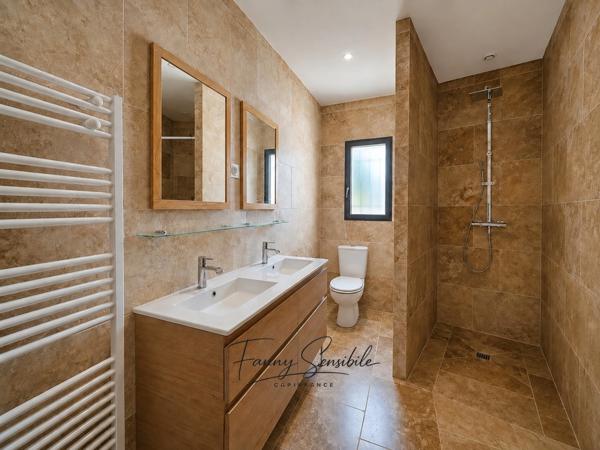 MAISON CONTEMPORAINE 140 M² – 4 CHAMBRES – PISCINE – TERRAIN 2 000 M² – GRAND GARAGE