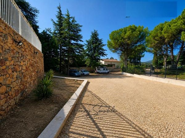 MAISON CONTEMPORAINE 140 M² – 4 CHAMBRES – PISCINE – TERRAIN 2 000 M² – GRAND GARAGE