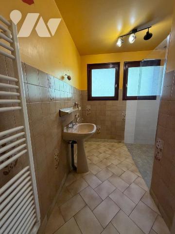 Située sur les hauteurs de Culoz, la maison bénéficie d'un environnement calme et verdoyant, au...